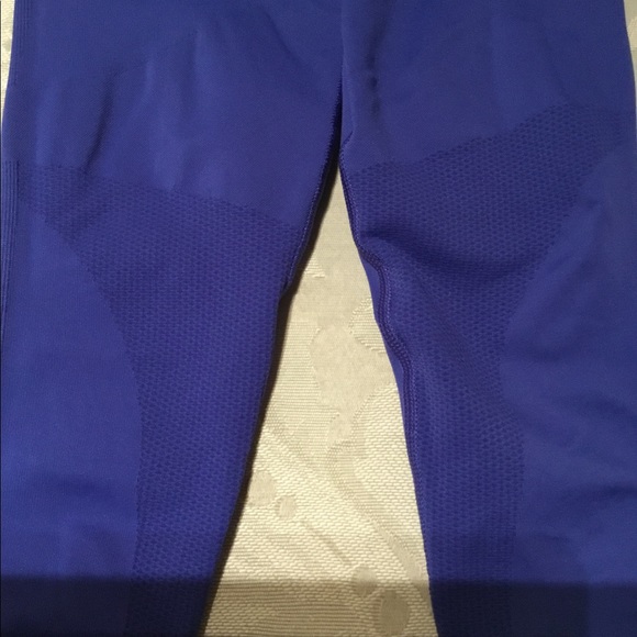 Lululemon Zone InTight Sz 6 in Sapphire Blue, high waisted, 27” inseam -Like new - Picture 9 of 11